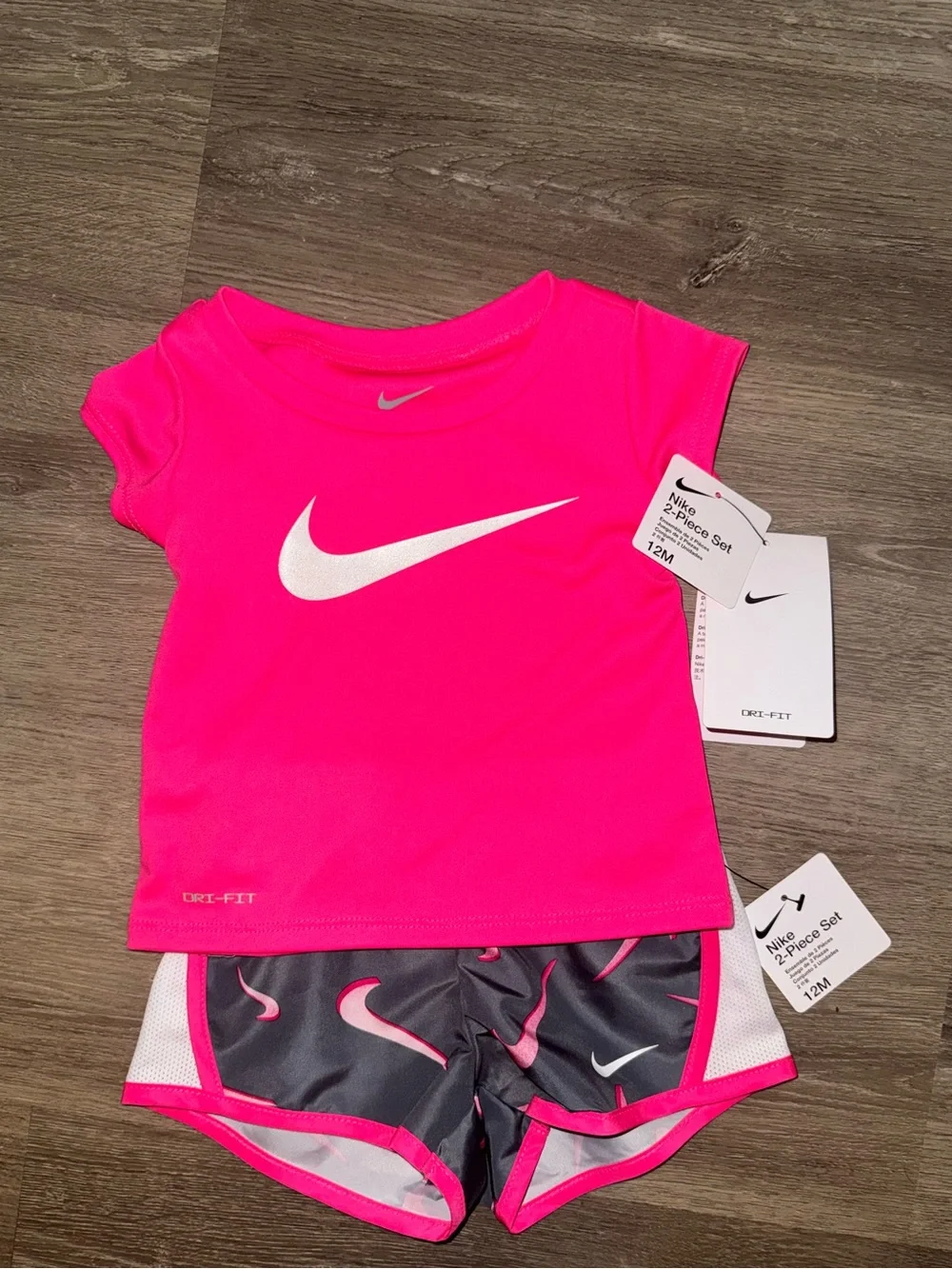 Nike Baby Girls Graphic T-shirt and Shorts 2-piece Set - Picture 3 of 7